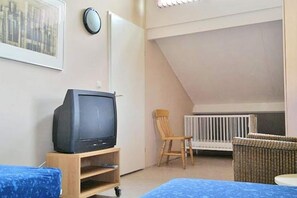 3 bedrooms, travel cot, free WiFi - Pet-Friendly Coastal Home (Breskens)