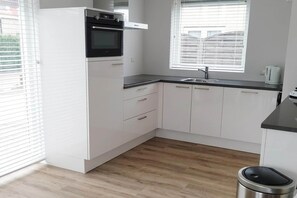 Réfrigérateur, micro-ondes, plaque de cuisson, lave-vaisselle