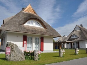 House | Exterior - Reetdachhaus am Bodden mit Sauna (Fuhlendorf)