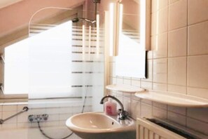 Shower - Bungalow in Breskens with Waterfront Jetty (Breskens)