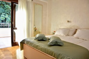 5 bedrooms, iron/ironing board, free WiFi