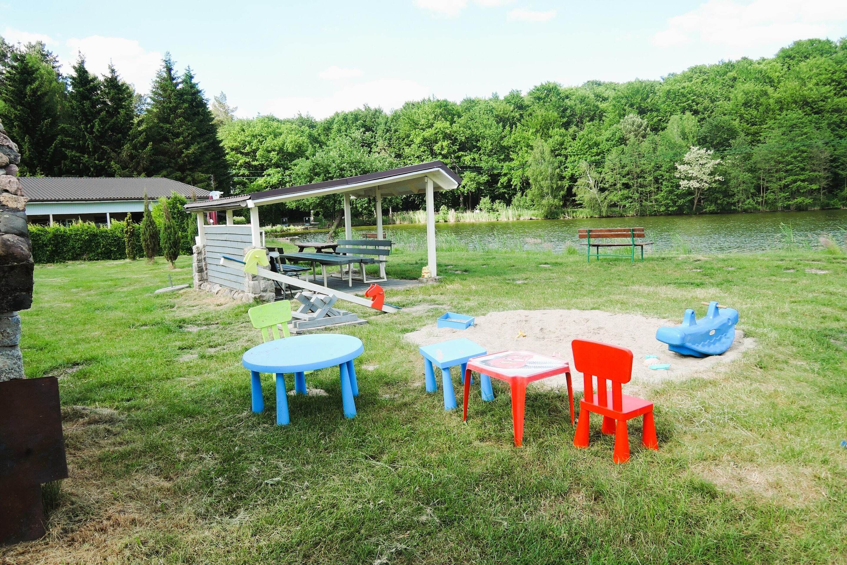 Un parc équipé de tables de pique-nique, d’un espace de repos abrité et d’un lac.