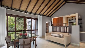 Honeymoon suite with plunge pool | 1 quarto, cofres nos quartos, escrivaninha, cortinas blackout