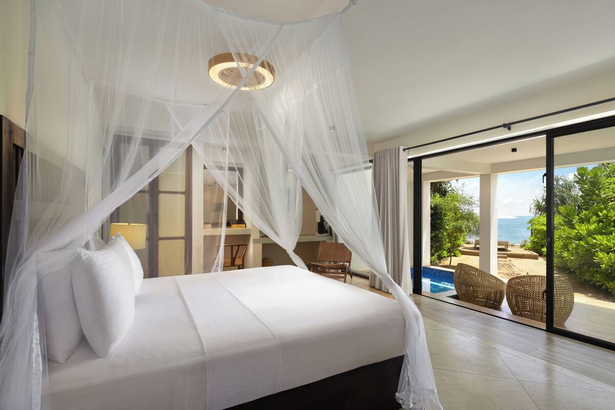 Garden suite with sea view | ตู้นิรภัยในห้องพัก, โต๊ะทำงาน, ผ้าม่านกันแสง, ห้องเก็บเสียง