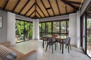 Honeymoon suite with plunge pool | In-room safe, desk, blackout curtains, soundproofing - Ravana Garden Sustainable Luxury Boutique Hotel (Ambalantota)
