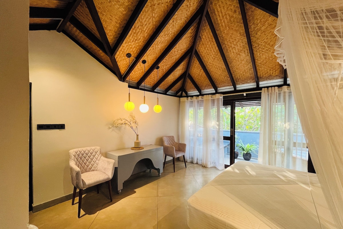 Junior suite with balcony | ตู้นิรภัยในห้องพัก, โต๊ะทำงาน, ผ้าม่านกันแสง, ห้องเก็บเสียง