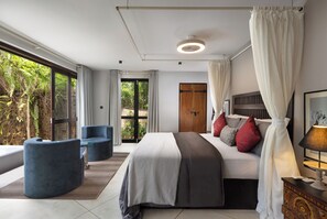 Honeymoon suite with plunge pool