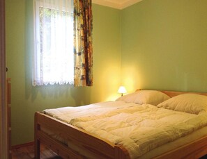 Bungalow | 2 phòng ngủ, trang bị nội thất với thiết kế riêng biệt, bộ trải giường