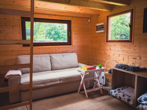 4 habitaciones, muebles diferentes y ropa de cama 