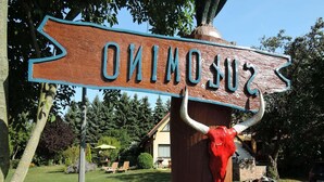 A wooden sign with the name 'SUSKINS' and a red bull's head with horns. - Holiday Home Sulomino With Private Beach (gmina Wolin)
