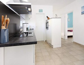 A compact kitchen with a coffee machine, a microwave, and a small refrigerator. - Ferienhaus, Boiensdorf (Boiensdorf)