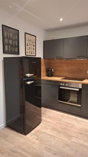 Frigorífico, horno, placa de cocina y lavavajillas