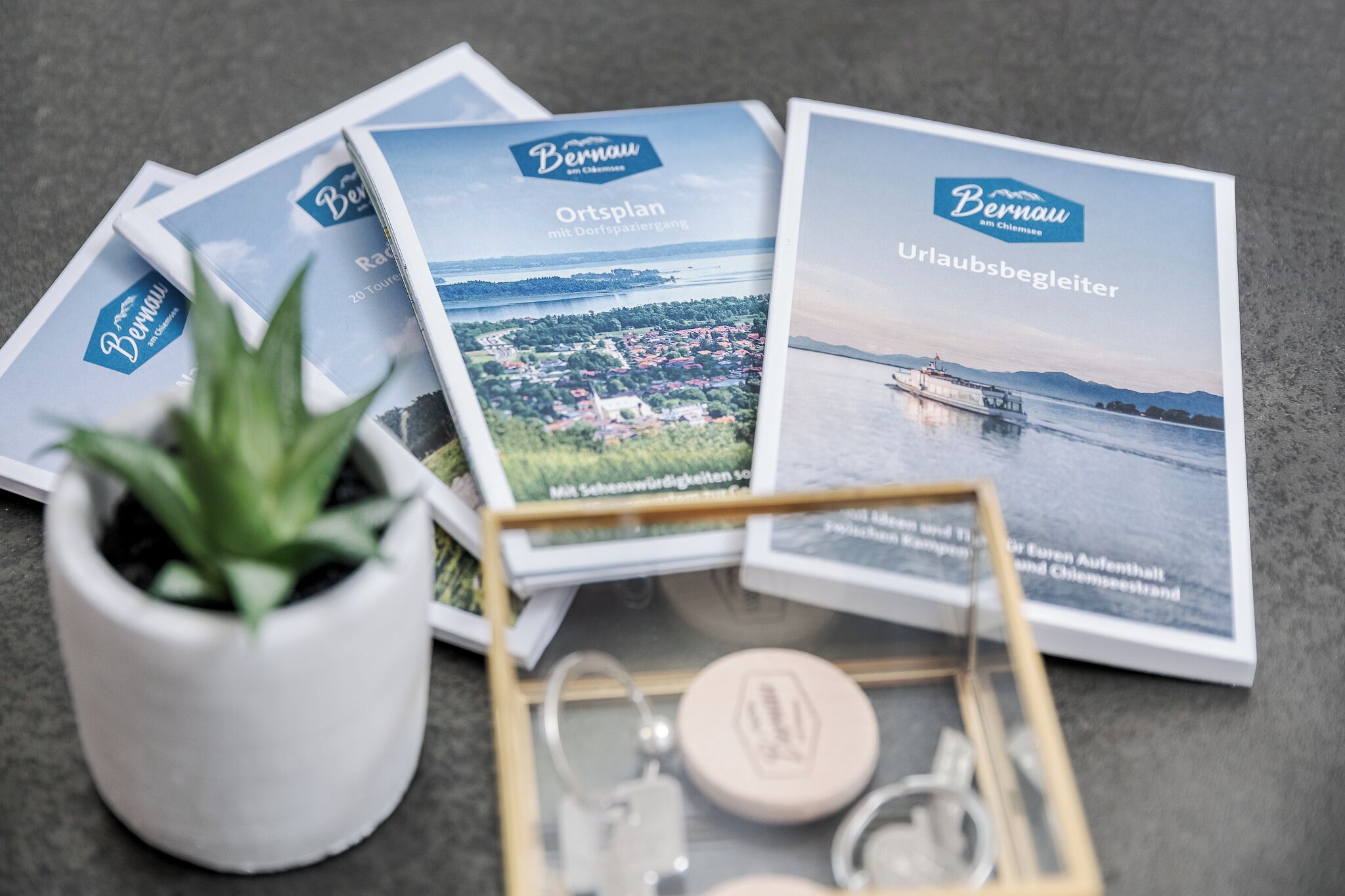 Broschüren für Bernau am Chiemsee, darunter 'Ortsplan' und 'Urlaubsbegleiter'.