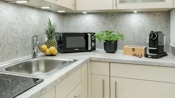 Kühlschrank, Mikrowelle, Wasserkocher mit Kaffee-/Teezubehör, Toaster