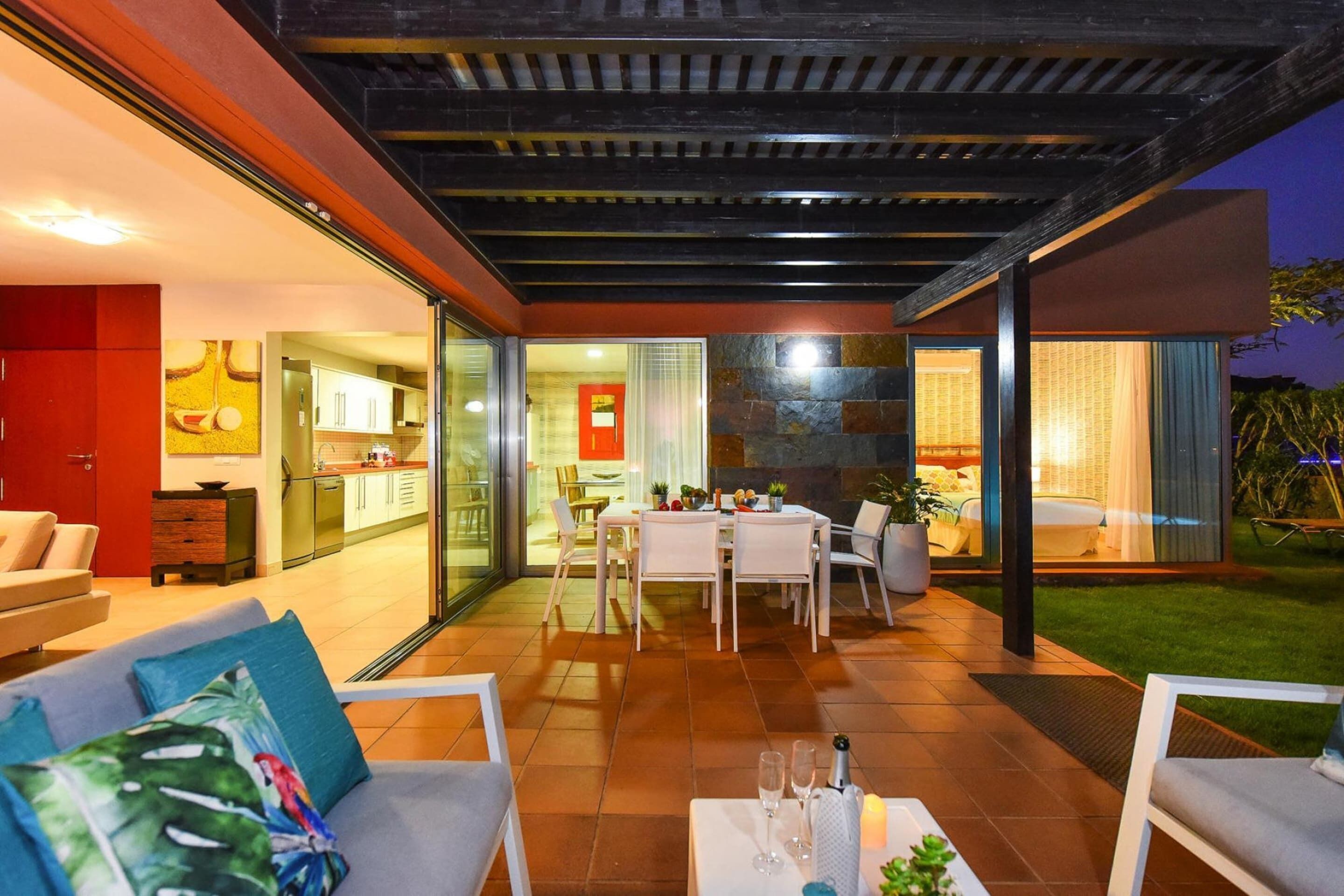 Un espacio al aire libre moderno con patio, mesa de comedor y asientos.