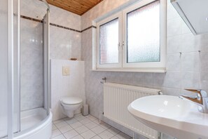 A bathroom with a shower, toilet, and sink. - Ferienwohnung fur Familien in St.peter Ording (St. Peter-Ording)
