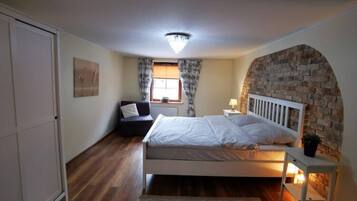 Apartment | 2 bedrooms, individually furnished, iron/ironing board, bed sheets
