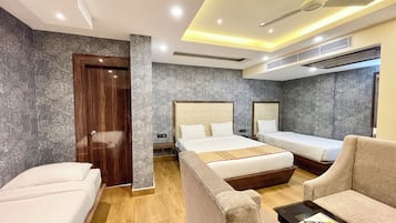 Deluxe Triple Room | Desk, laptop workspace, soundproofing, free WiFi