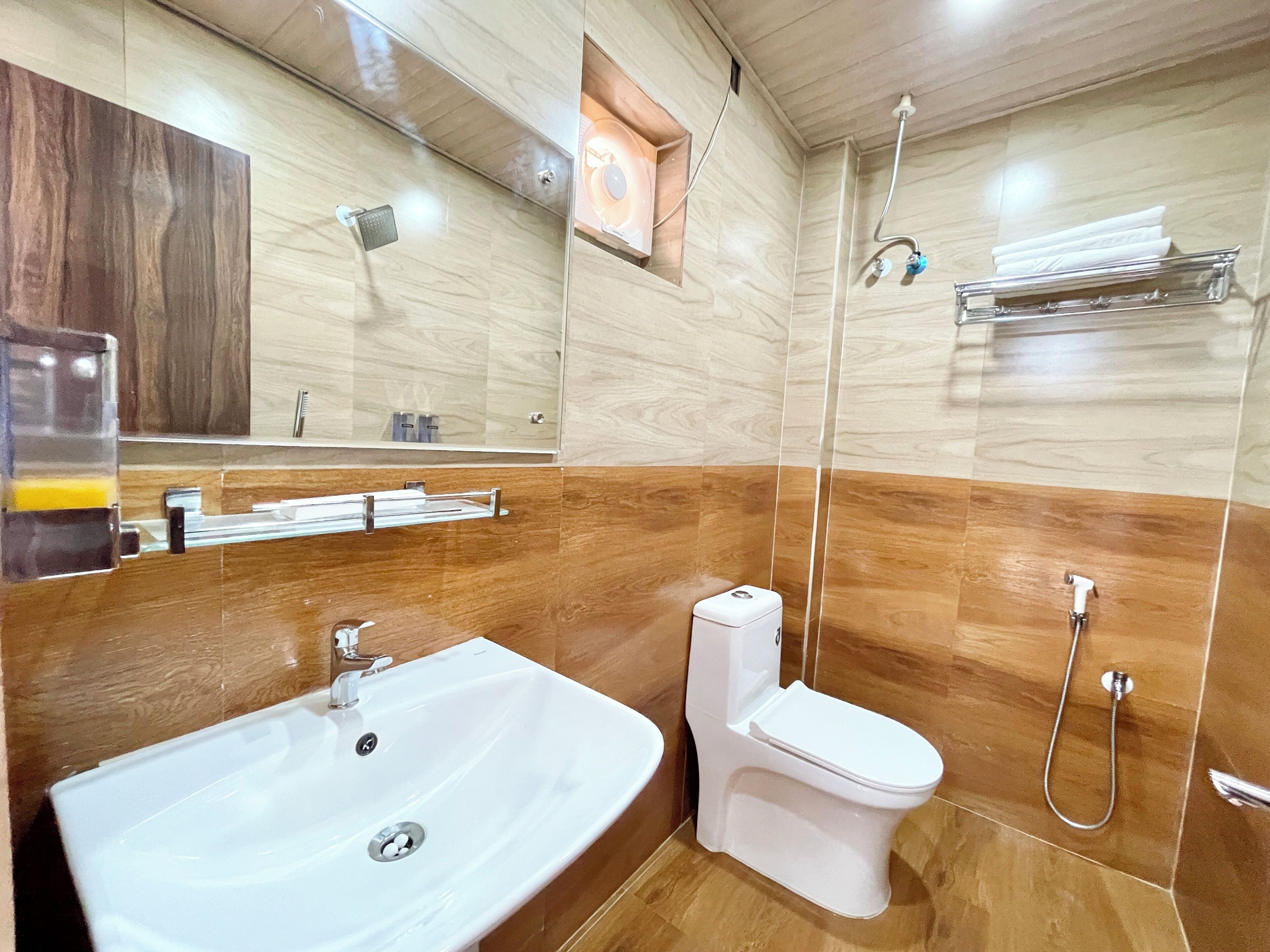 Une salle de bain moderne avec un grand lavabo, des toilettes et une douche.