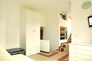 1 habitación y muebles diferentes 