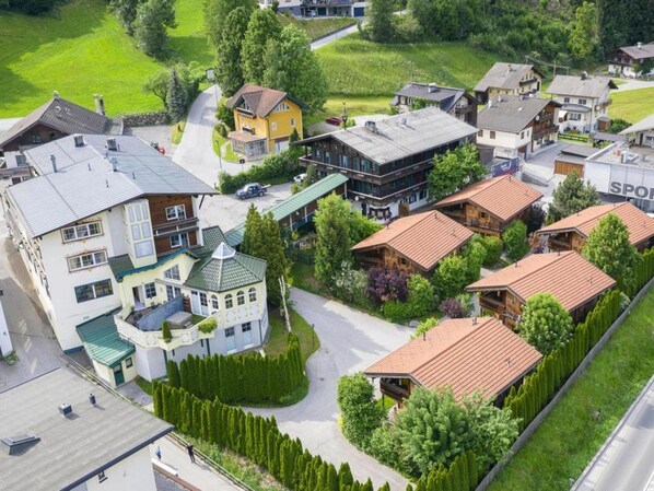 A residential area with various houses, including a prominent yellow building and a large white building with a green roof. - Apartment in Fugen Near Spieljochbahn (Fuegen)