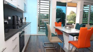 Casa | Cozinha privada | Chaleira elétrica, torradeira, cadeirão de bebê