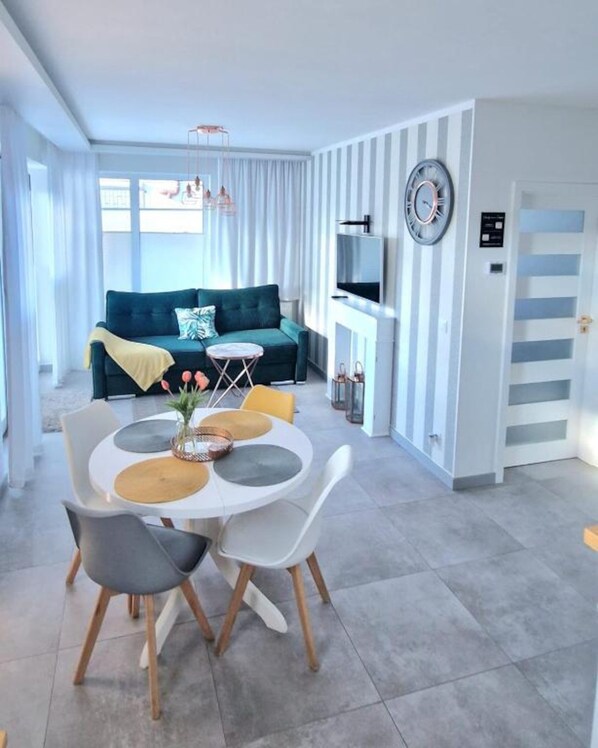 Dining - Comfortable Apartment With a Terrace in Mielno (Mielno)