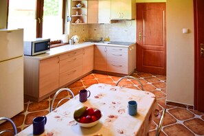 Hus | Eget kök | Vattenkokare och barnstol