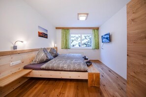 2 Schlafzimmer, individuell eingerichtet