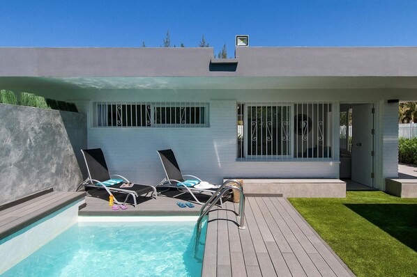 A modern house with a swimming pool, two lounge chairs, and a small deck area. - Bungalow in San Agustin With Pool (San Bartolomé de Tirajana)