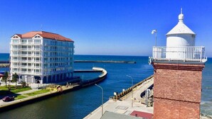 Un hôtel situé sur la côte, doté d’une tour imposante et d’un phare.