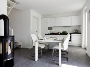 Casa | Cocina privada | Hervidor eléctrico, tostadora y trona infantil