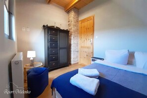 Casa | 4 habitaciones, tabla de planchar con plancha y muebles diferentes