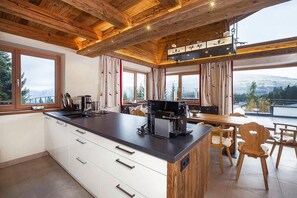 Chalet | Private kitchen | Electric kettle, toaster, high chair - Chalet in Konigsleiten With Mountain Views & Spa (Wald im Pinzgau)
