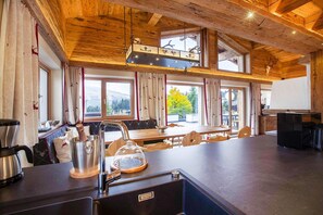 Chalet | Privékeuken | Een waterkoker, een broodrooster, een kinderstoel