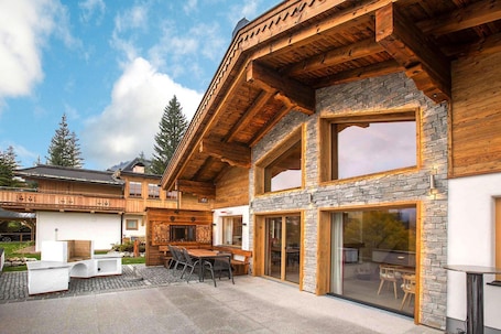 Chalé | Fachada. Chalet in Konigsleiten With Mountain Views & Spa