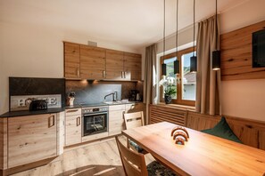 Appartement | Privékeuken | Een waterkoker, een kinderstoel
