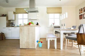 Casa | Cozinha privada | Chaleira elétrica, torradeira, cadeirão de bebê