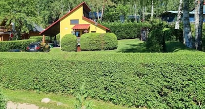 Cottage Overlooking the Lake, Insko