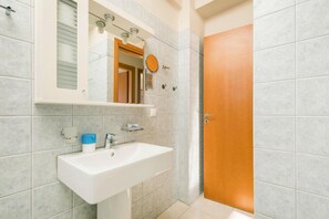 Apartment | Bathroom - Saltwater Pool Flat in Chania (Chania)
