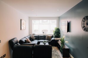 Living area - SASO APARTMENTS 2 Bedroom apartment, in the famous Birmingham Jewellery Quarter. (Birmingham)