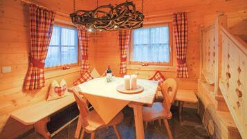 Chalet | Woonkamer | Een open haard