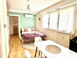 1 غرفة نوم ومكواة/لوح كي وواي فاي مجانًا وملاءات أسرّة