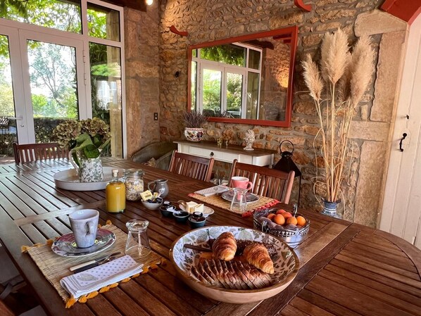 Dining - DOMAINE DES FRANCHISES Bed and Breakfast - Beaujolais Pierres dorées (Denicé)