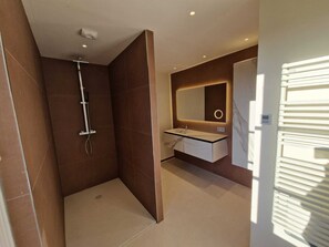 Dusche, Haartrockner, Handtücher, Seife
