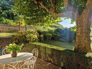 Outdoor dining - DOMAINE DES FRANCHISES Bed and Breakfast - Beaujolais Pierres dorées (Denicé)