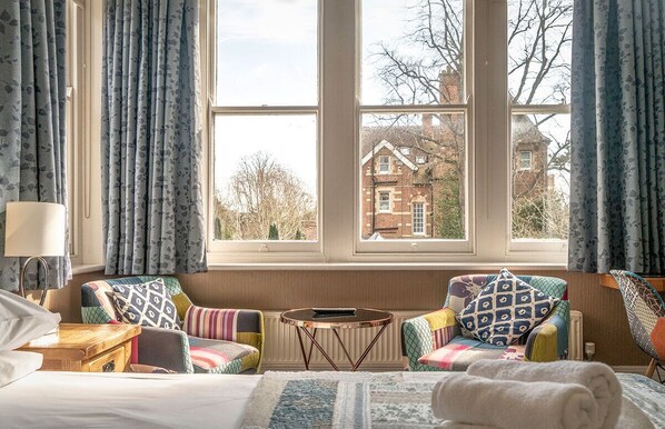 Escritorio, wifi gratis y ropa de cama