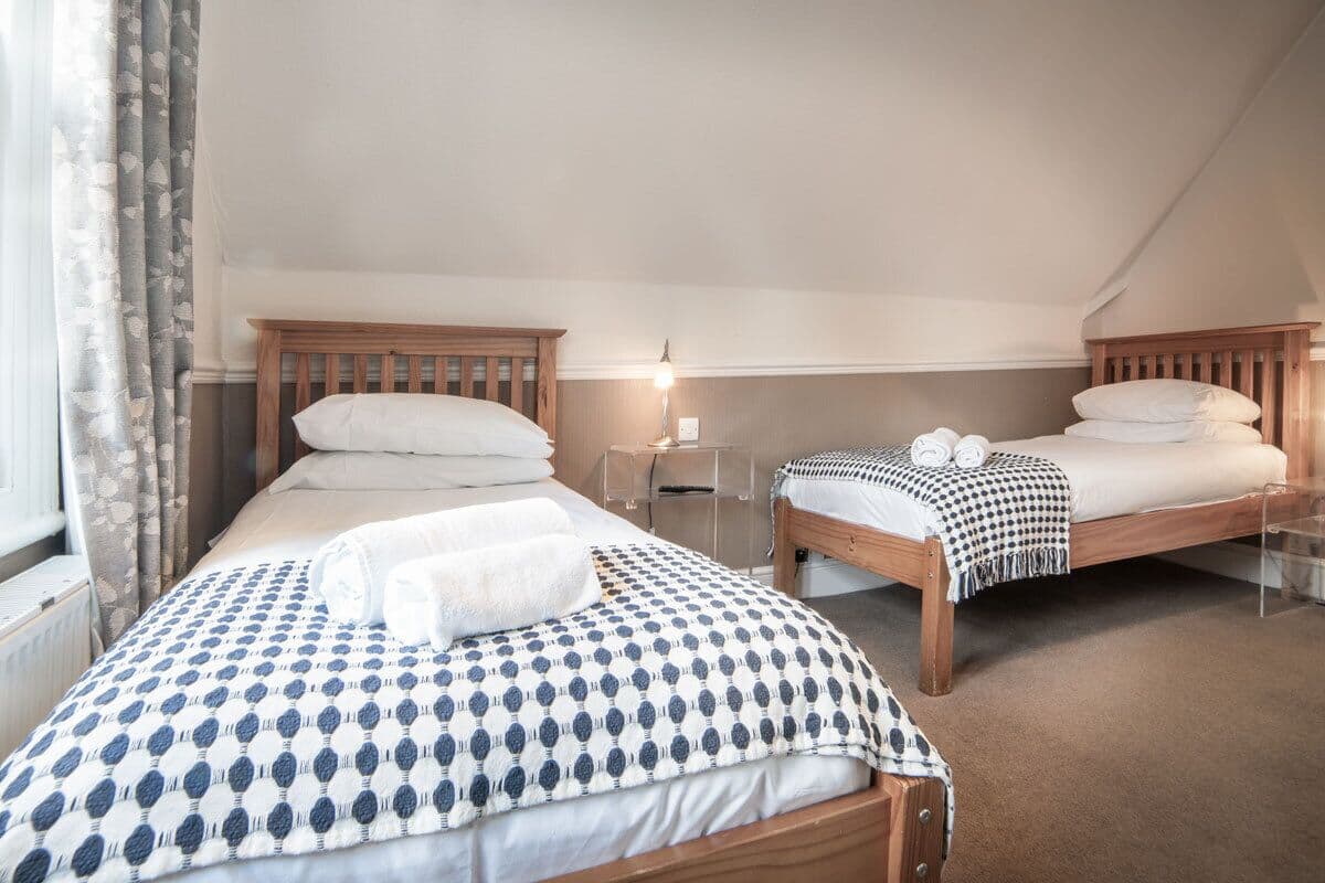 Standaard Twin kamer | Een bureau, gratis wifi, beddengoed