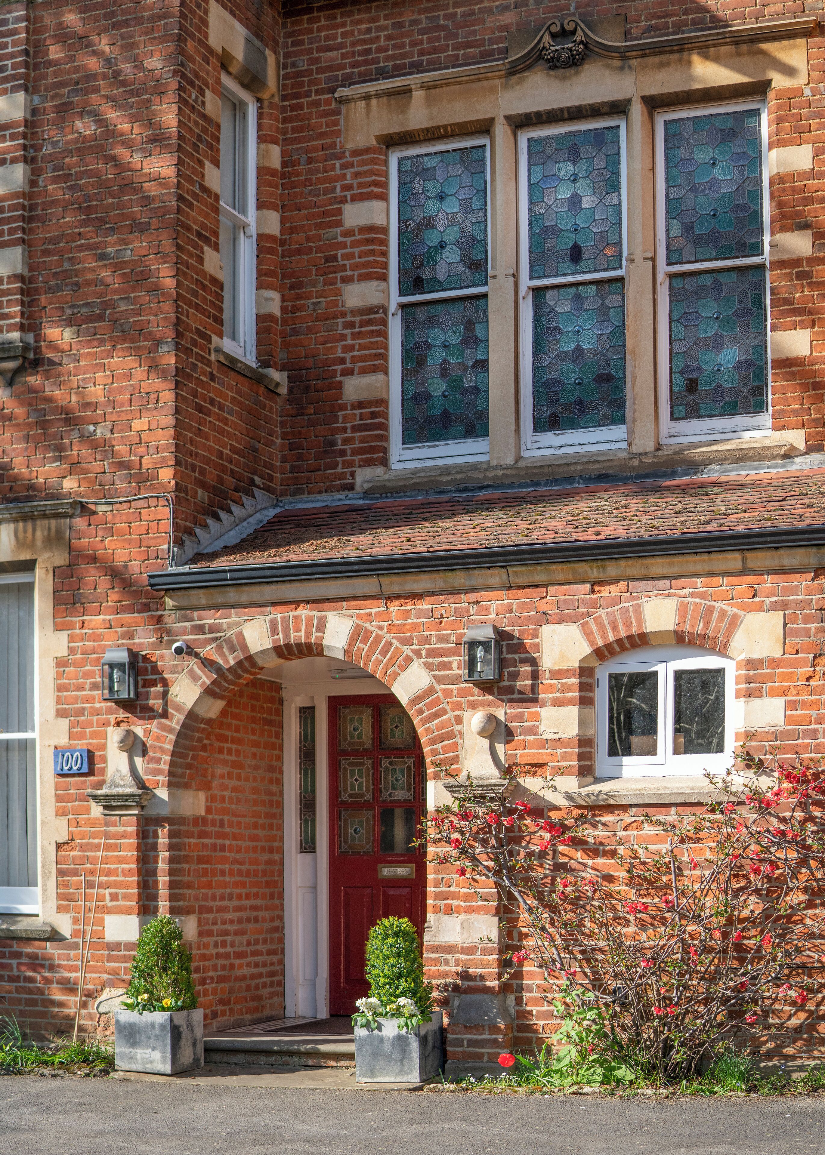 Vista frontal de la propiedad