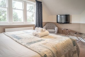 Quarto clássico | Escrivaninha, Wi-Fi de cortesia, roupa de cama